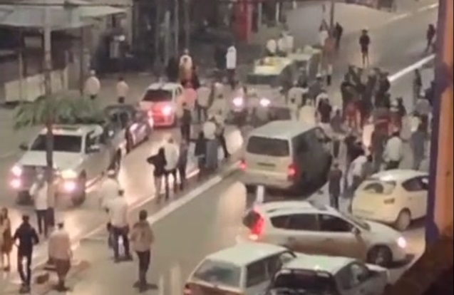 المستعمرون بحماية قوات الاحتلال الإسرائيلي يعربدون وسط بلدة حوارة جنوب نابلس 